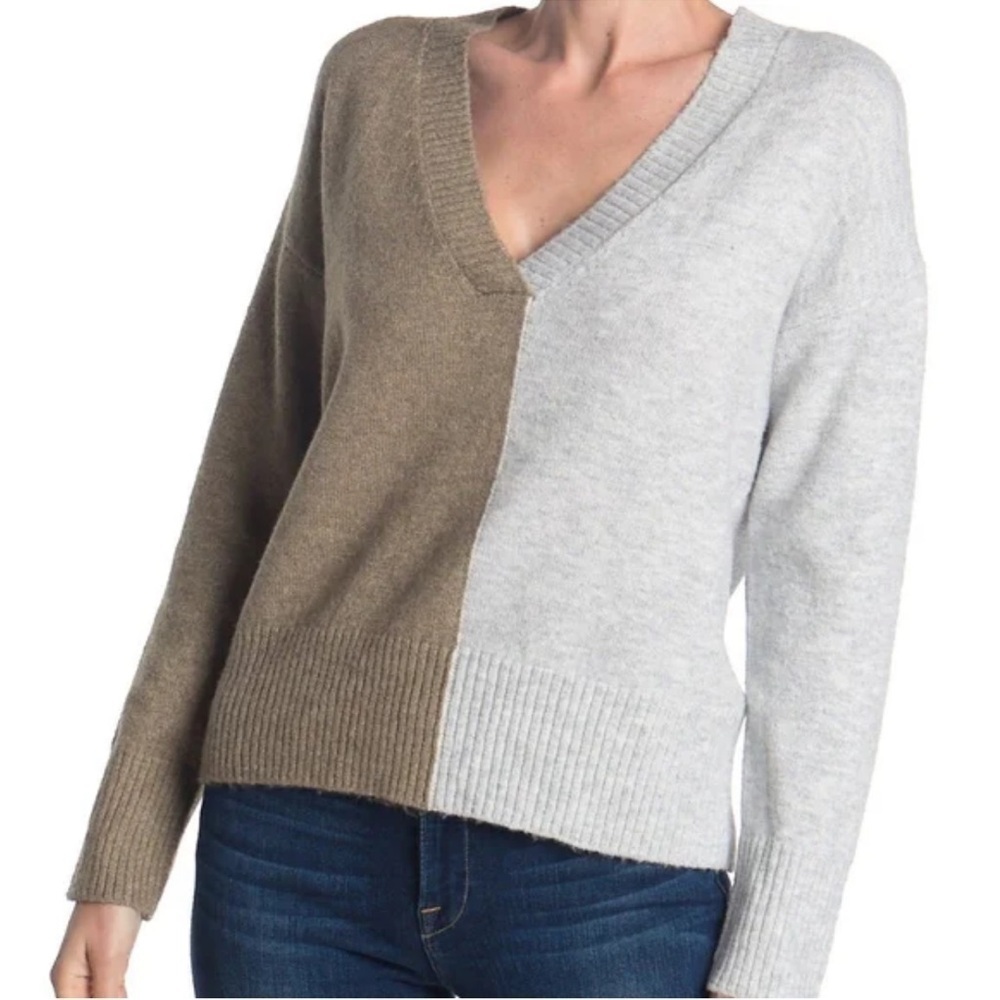 Two-Tone Color Blocked Knit V-Neck Pull Over Soft Cozy Sweater Medium